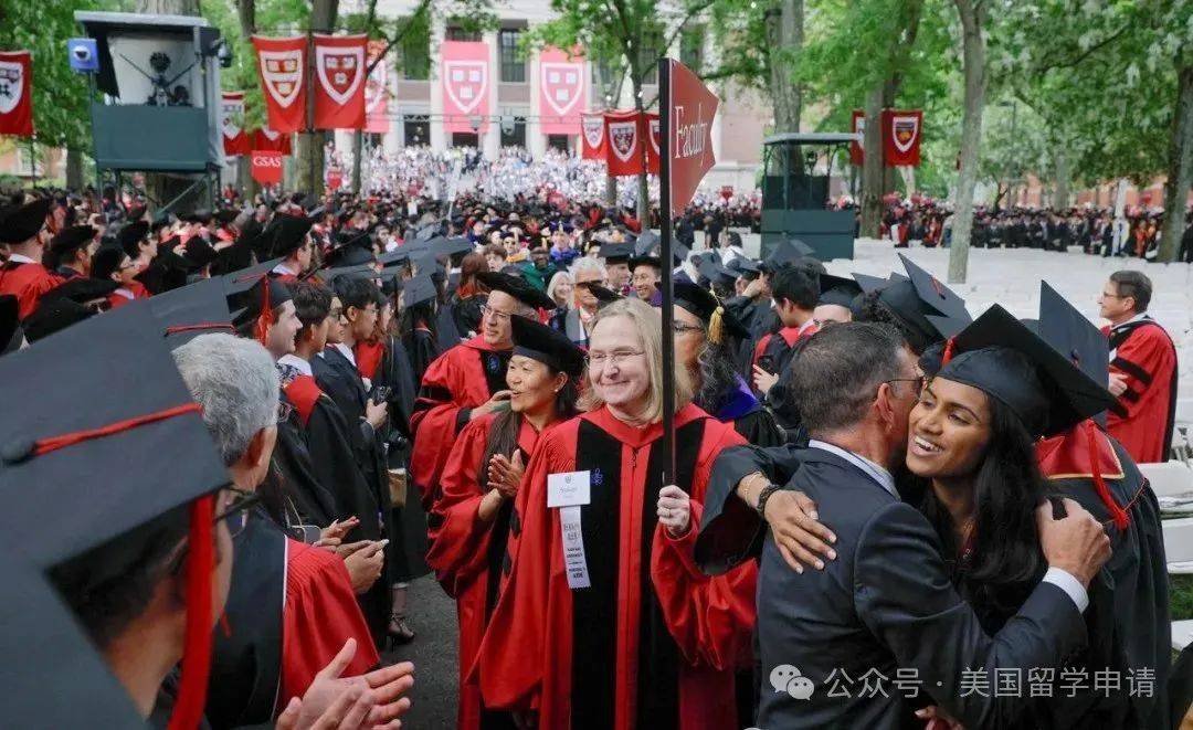 中国女生蒋雨融来自青岛英高毕业本科就读于杜克J9九游会震撼全场！史上首位在哈佛毕业演讲的(图4)
